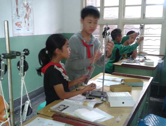 六年级物理实验课 动手动脑收获大[组图]